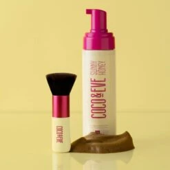 Coco & Eve Sunny Honey Deluxe Vegan Kabuki Brush -Estée Lauder Boutique coco eve sunny honey deluxe vegan kabuki brush pinceau kabuki corps et visage 2