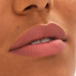 MAC Cosmetics Holiday Powdered Snow Kiss Lip Kit -Estée Lauder Boutique mac cosmetics holiday powdered snow kiss lip kit coffret cadeau pink teinte 3