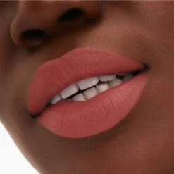 MAC Cosmetics Holiday Powdered Snow Kiss Lip Kit -Estée Lauder Boutique mac cosmetics holiday powdered snow kiss lip kit coffret cadeau pink teinte 5