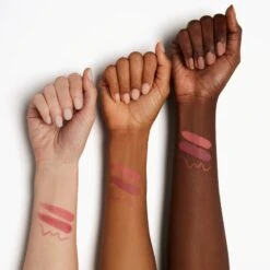 MAC Cosmetics Holiday Powdered Snow Kiss Lip Kit -Estée Lauder Boutique mac cosmetics holiday powdered snow kiss lip kit coffret cadeau pink teinte 6