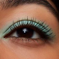 MAC Cosmetics Lash Dry Shampoo Mascara Refresher -Estée Lauder Boutique mac cosmetics lash dry shampoo mascara refresher rafraichisseur de mascara a effet shampoing sec pour des cils volumises et separes 3