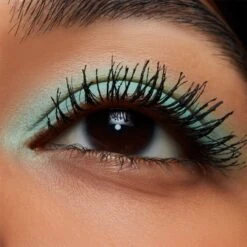 MAC Cosmetics Lash Dry Shampoo Mascara Refresher -Estée Lauder Boutique mac cosmetics lash dry shampoo mascara refresher rafraichisseur de mascara a effet shampoing sec pour des cils volumises et separes 4