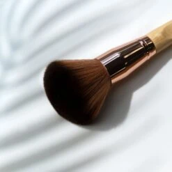So Eco Bronzer Brush 7 So Eco Bronzer Brush -Estée Lauder Boutique so eco bronzer brush pinceau poudre bronzante avec poils hypoallergeniques 2