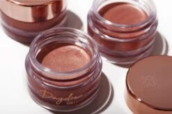 SOSU Cosmetics X Terrie McEvoy Daydream Collection 10 SOSU Cosmetics X Terrie McEvoy Daydream Collection -Estée Lauder Boutique sosu cosmetics x terrie mcevoy daydream collection fard a paupieres creme 2