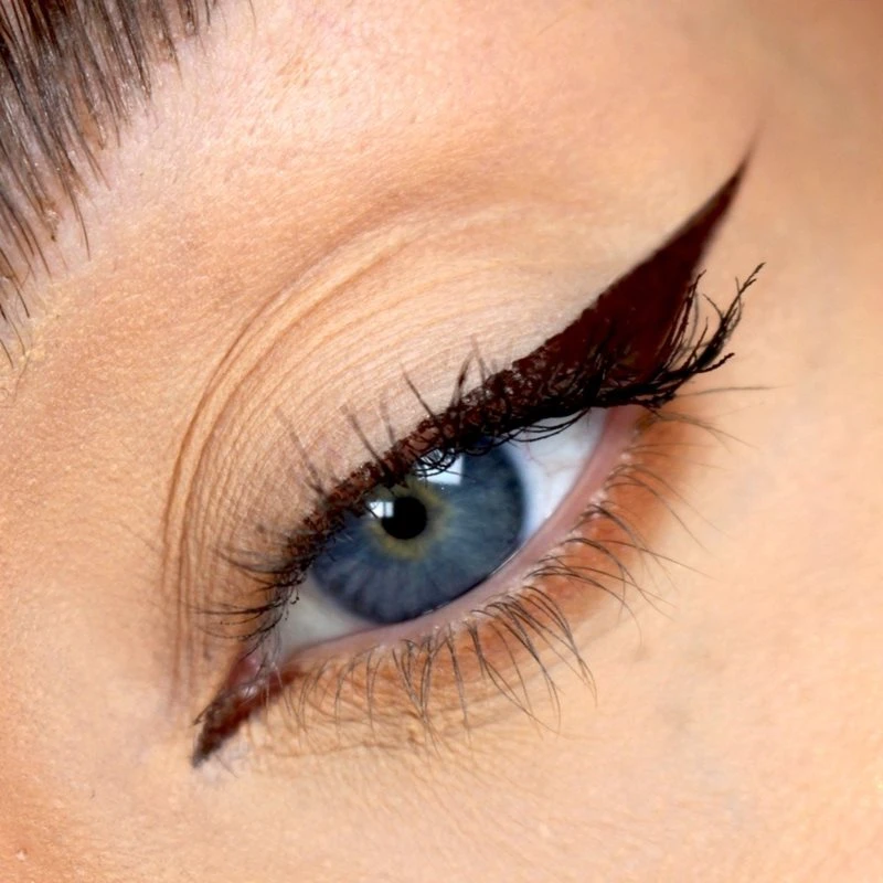 TheBalm Schwing® Liquid Eyeliner Trio 7 TheBalm Schwing® Liquid Eyeliner Trio – Image 5