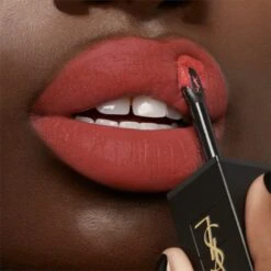 Yves Saint Laurent Tatouage Couture Velvet Cream 9 Yves Saint Laurent Tatouage Couture Velvet Cream -Estée Lauder Boutique yves saint laurent tatouage couture velvet cream rouge a levres creme ultra pigmente effet mat 2